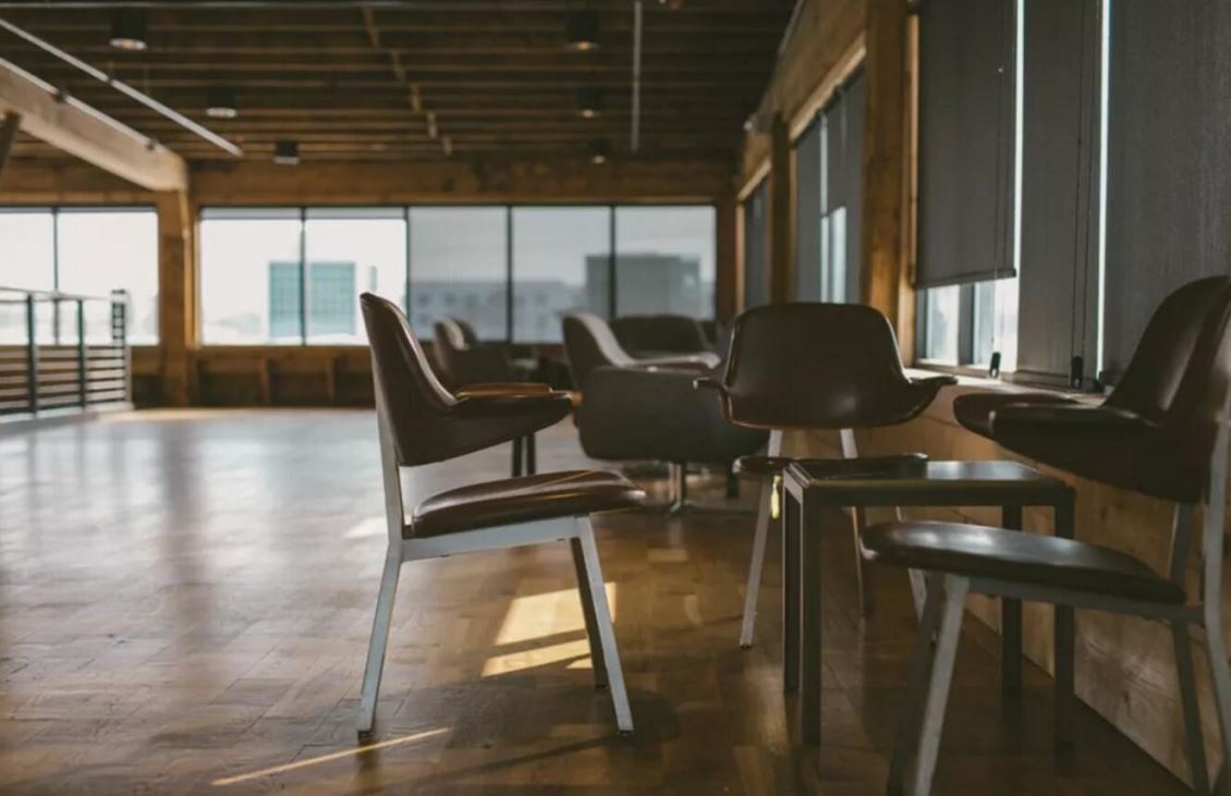 在黄岛办公室设计里除了设立会议室和接待室，还可以设立专门的洽谈室