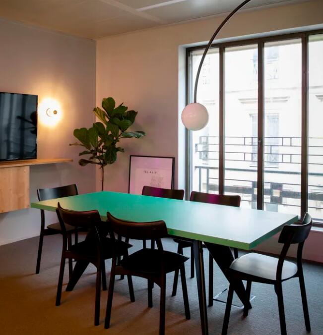 今天和大家分享的黄岛办公室设计有色彩鲜艳而且设计感十足的工作空间